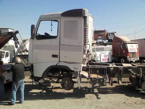 Volvo FH12 2007 - 1 REPUESTO USADO/USADA EN DESARME