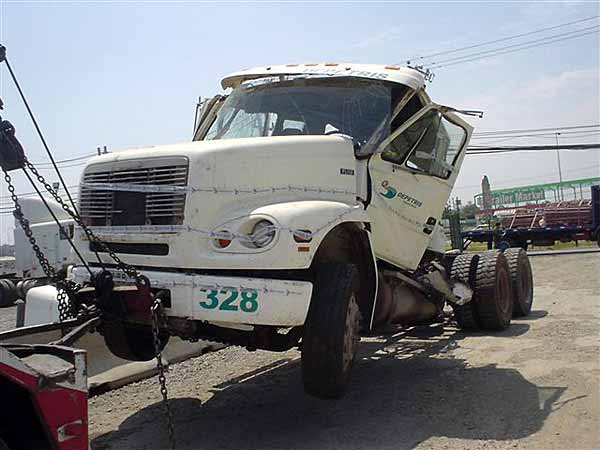 ESTANQUE ADBLUE Freightliner FLD 2005  USADO  EN DESARME
