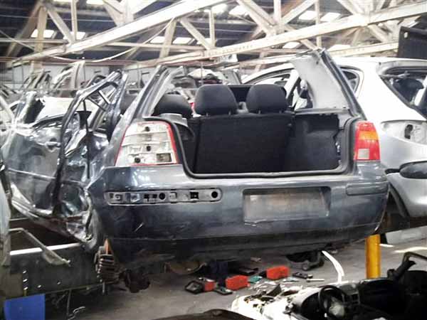  Volkswagen GOLF 2004    EN DESARME