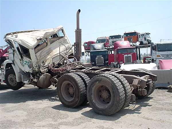 ESTANQUE ADBLUE Freightliner FLD 2005  USADO  EN DESARME