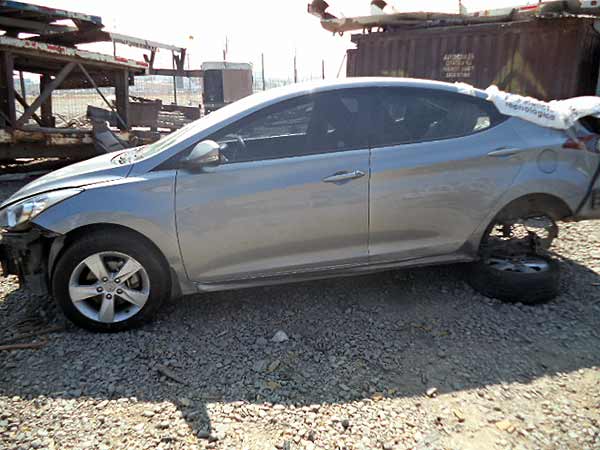  Hyundai ELANTRA 2012    EN DESARME