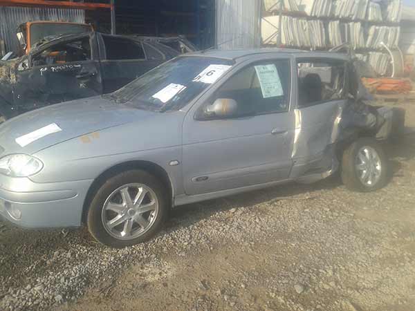 PUERTA Renault MEGANE 2008  USADA  EN DESARME