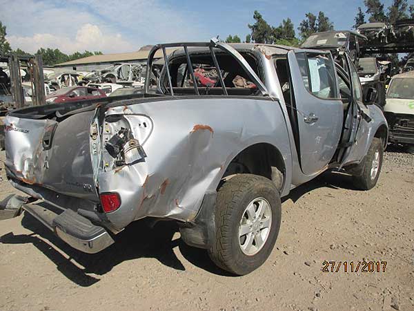 FOCO Mitsubishi L200 2015  USADO  EN DESARME