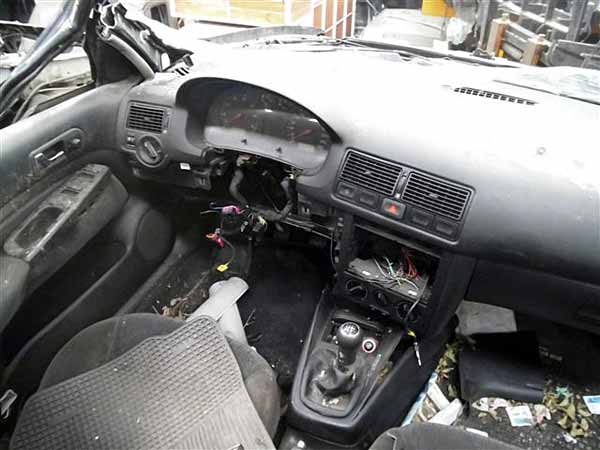  Volkswagen GOLF 2004    EN DESARME