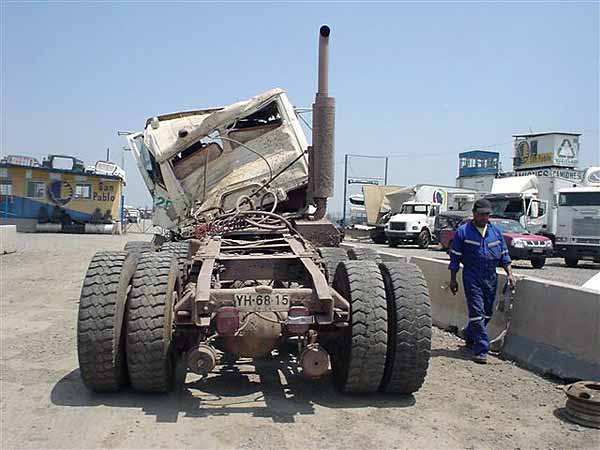 ESTANQUE ADBLUE Freightliner FLD 2005  USADO  EN DESARME