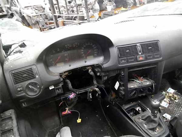  Volkswagen GOLF 2004    EN DESARME