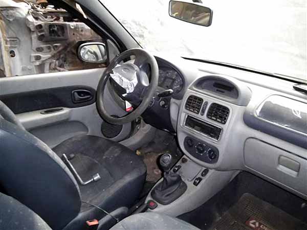  Renault CLIO 2004    EN DESARME