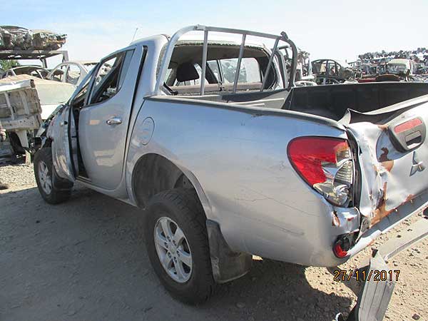 FOCO Mitsubishi L200 2015  USADO  EN DESARME